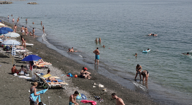 In fuga dalle spiagge di Salerno: «Rifiuti, olio e chiazze nel mare»
