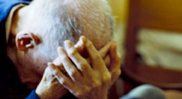 Anziano "prigioniero" di una coppia, l'accusa: sequestro per estorsione
