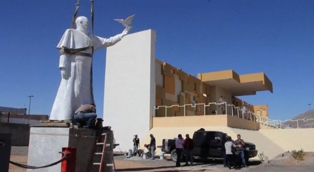 Una statua di Papa Francesco al confine tra Messico e Usa