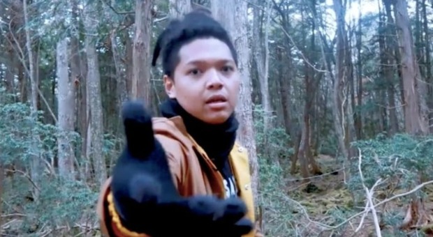 Youtuber va nella foresta dei suicidi per un video e filma un cadavere (Youtube/Qorygore)