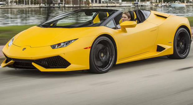 La spyder Lamborghini perde solo due decimi di secondo nell'accelerazione da 0 a 100 all'ora - 3,4 anziché 3,2 secondi - ma conserva un comportamento stradale identico a quello della Huracan "chiusa"