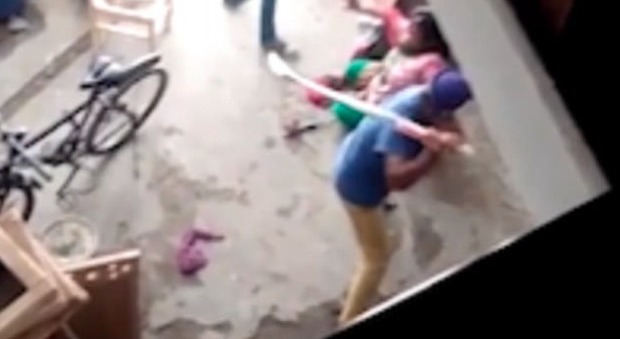 India, mette al mondo una figlia: 35enne picchiata con una mazza da hockey dal cognato