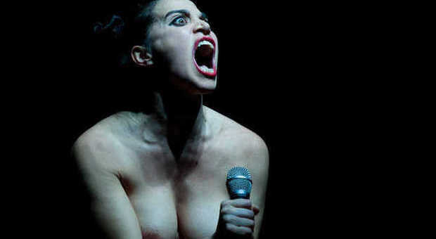 A Montemarciano Silvia sul palco nuda