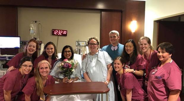 Mentre è in travaglio esprime il desiderio di sposarsi, un'altra partoriente celebra le nozze in ospedale