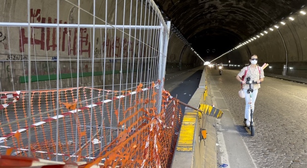 Napoli, il mistero della pista ciclabile chiusa nel tunnel Quattro Giornate