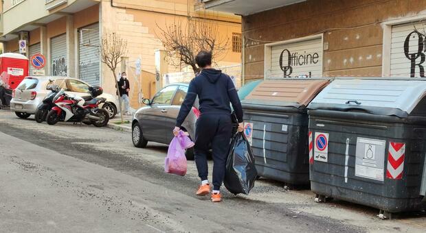 Roma, controlli su chi butta i rifiuti nell'indifferenziata: panico nella Capitale