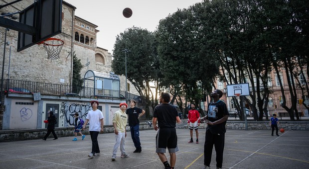 Partita di basket al camoetto di piazza Grimana