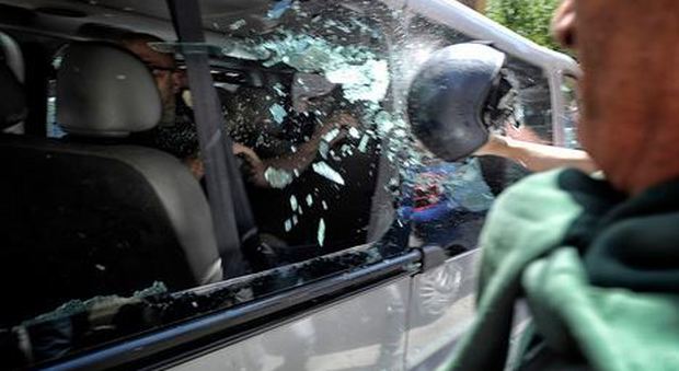 Roma, scontri al corteo Casapound: antagonisti assaltano un pulmino