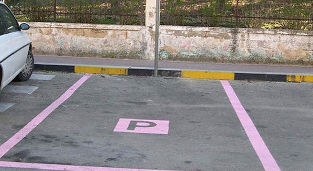 Parcheggi rosa per le donne, “ma non per lesbiche e extracomunitarie”: scoppia la polemica