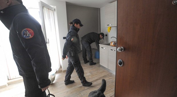 I controlli dei carabinieri in un'abitazione
