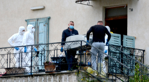 Coppia trovata morta in casa dal figlio nel milanese. «Feriti con un arma da taglio»