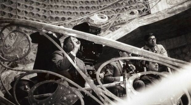 I set di Fellini nei grandi scatti di Franco Pinna: la mostra al castello volante