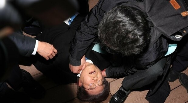 Corea del Sud, accoltellato al collo il leade dell'opposizione Lee Jae-myung. Il video choc