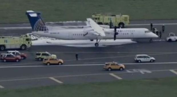 Filadelfia, atterraggio d'emergenza per aereo turboelica con un motore in fiamme: in salvo i 75 passeggeri