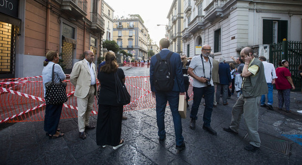 Napoli, sprofonda via Crispi: strada chiusa e traffico in tilt