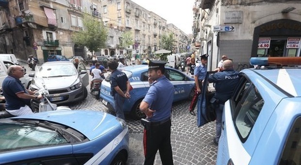 Napoli, nuova stesa nei vicoli del rione Sanità: la polizia trova 12 bossoli