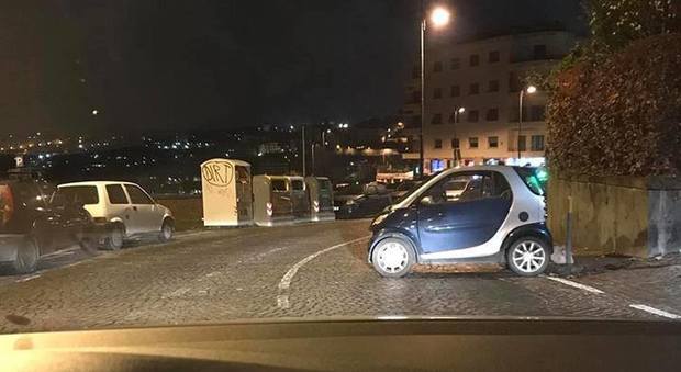 Napoli ostaggio della sosta selvaggia: «La notte a via Falcone si parcheggia così»
