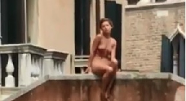 Modella avvenente si spoglia nuda sul ponte a Venezia e poi scompare