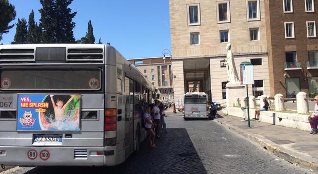 Roma, ancora bus rotti e senza aria condizionata. «Al capolinea del 913 un'ora di attesa al sole»