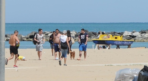 Spiagge, task force anti furbi: nel weekend pattuglie anti-assembramenti, vietato prendere il sole