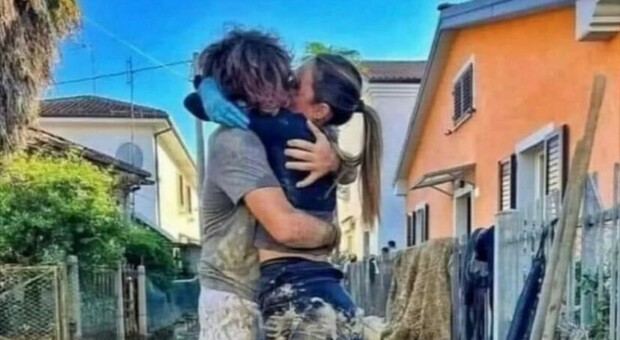 Il bacio dei fidanzati nel fango: non è in Romagna, ma ci credo