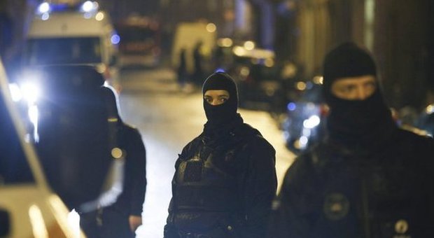 Blitz antiterrorismo in Belgio: uccisi due jihadisti, uno arrestato. "Operazioni in corso in 7 paesi europei e nello Yemen"