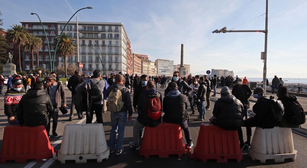 Proteste dei ristoratori, Napoli in tilt: oggi nuove manifestazioni anti De Luca. E Capri si autoproclama zona gialla
