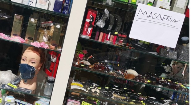Le mascherine-tanga, l'idea di un negozio di Roma: costano solo un euro