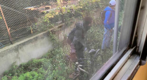 Circumvesuviana, guasto al treno: passeggeri di nuovo sui binari