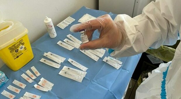 Furbetti del vaccino, 53 indagati: sono accusati di truffa. Fra loro anche un sindaco e alcuni imprenditori