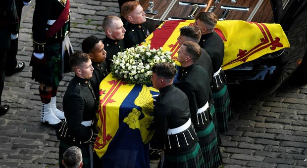 Regina Elisabetta, stop dei trasporti e prezzi degli hotel aumentati del 300% per il funerale : la guida per i turisti