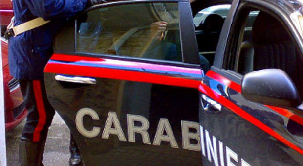 Tenta di accoltellare moglie e figlio, fermato dai carabinieri di Marano