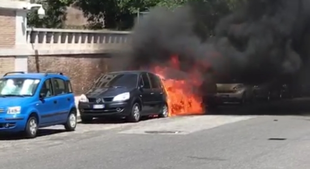 Dà fuoco alle auto davanti all'ambasciata degli Emirati Arabi: scatta l'allarme antiterrosirmo