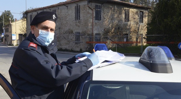 Sfonda la porta e picchia la moglie: i carabinieri mettono fine all incubo