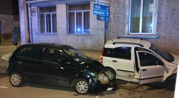Schianto tra due auto in via Esino, un ferito portato all'ospedale di Torrette