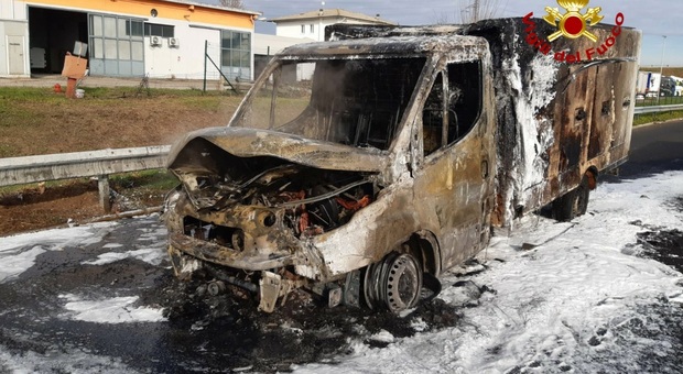 Esplode il furgone dei surgelati: fiamme e paura in autostrada, autista salvo in extremis FOTO