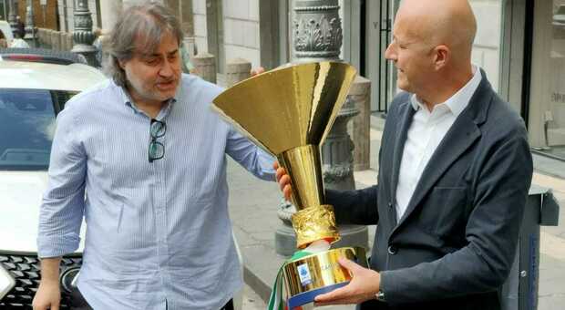 Serie A, la coppa del Napoli campione d'Italia in vetrina nel negozio Tim a piazza dei Martiri