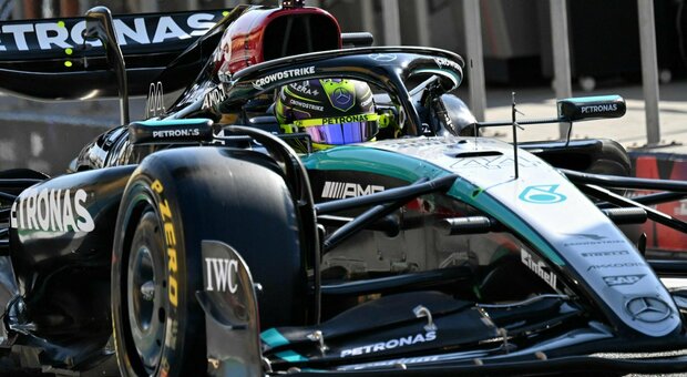 Lewis Hamilton con la Mercedes, il più veloce nella prima giornata di prove a Sakhir