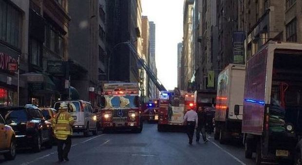 New York, crolla palazzo a Manhattan almeno un morto, panico e traffico in tilt