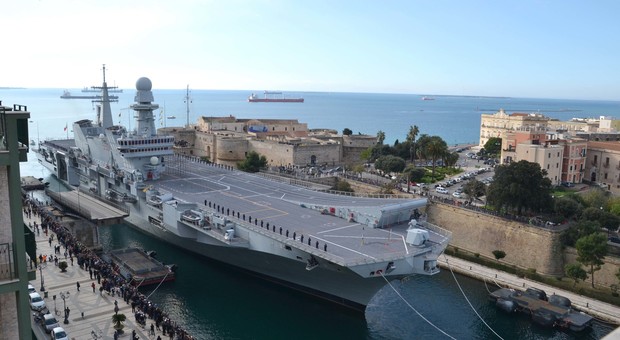 Lo spettacolo della portaerei Cavour che attraversa il ponte girevole ed entra in Mar Piccolo