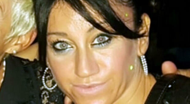 Ilenia Fabbri, il volto del killer in un video: «Corrisponde alla descrizione». L'uomo vede la telecamera e scappa