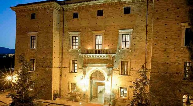 L'albergo del Castello Chiola venduto all'asta per un debito di 5 milioni