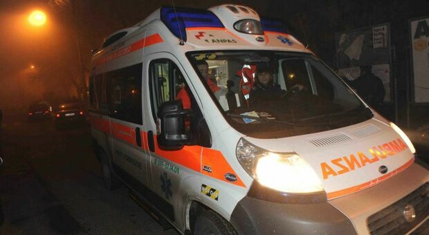 Pescara, ferito con una coltallata all'addome e abbandonato in strada: 42enne grave
