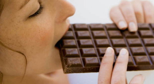 Mangiare cioccolata durante la dieta aiuta a perdere peso, uno studio spiega come