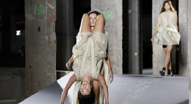 I "vestiti umani" di Rick Owens in passerella provocazione alla fashion week di Parigi