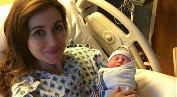 Ginecologa interrompe il suo parto e fa nascere la bimba di una paziente