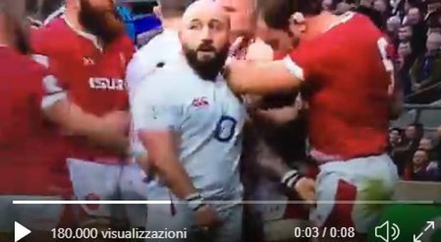 Rugby, Sei Nazioni, il pilone Joe Marler e quel placcaggio a luci rosse sul gigante gallese Alun Wyn Jones Video