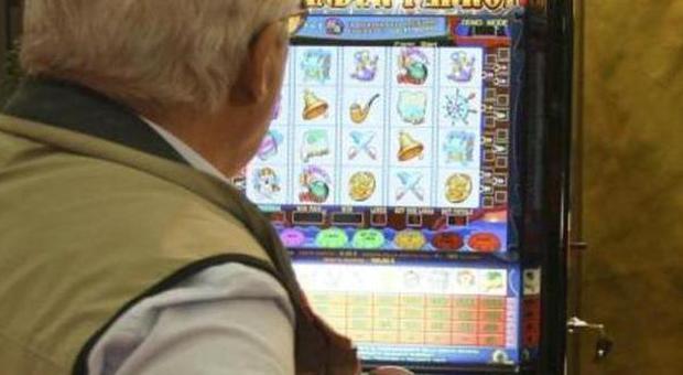 Deruba la moglie per andare a giocare alle slot machine