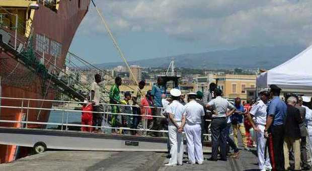 Catania, sbarcati dalla Siem Pilot i 416 superstititi e il container con 49 salme, scatta l'inchiesta
