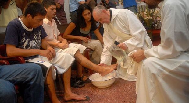 Papa Francesco in carcere lava i piedi ai detenuti,e confida mi devo operare agli occhi